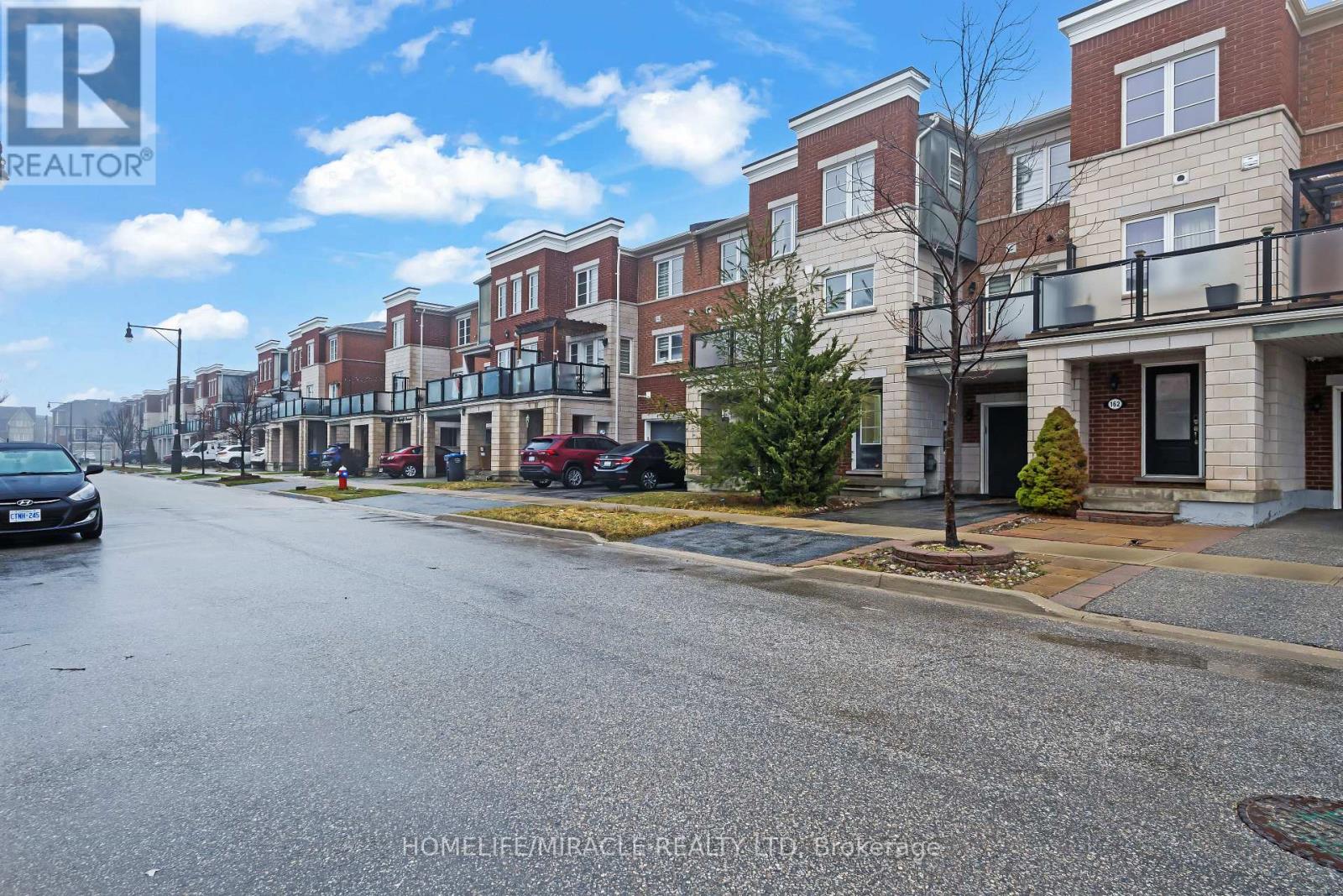 160 Baycliffe Crescent, Brampton, Ontario  L7A 3Z3 - Photo 4 - W12952958