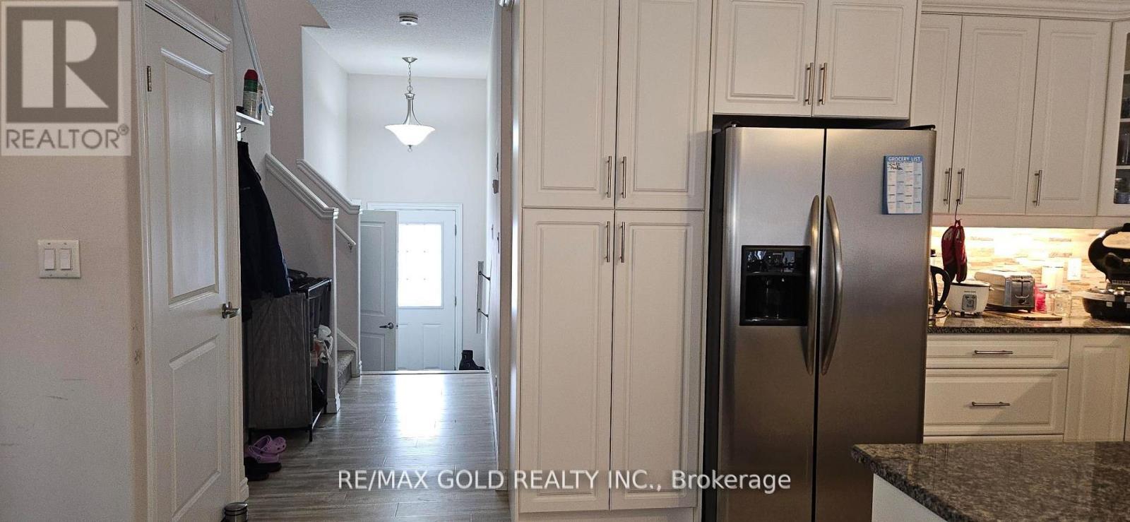 Upper - 350 Luella Street, Kitchener, Ontario  N2H 2J4 - Photo 3 - X12956926