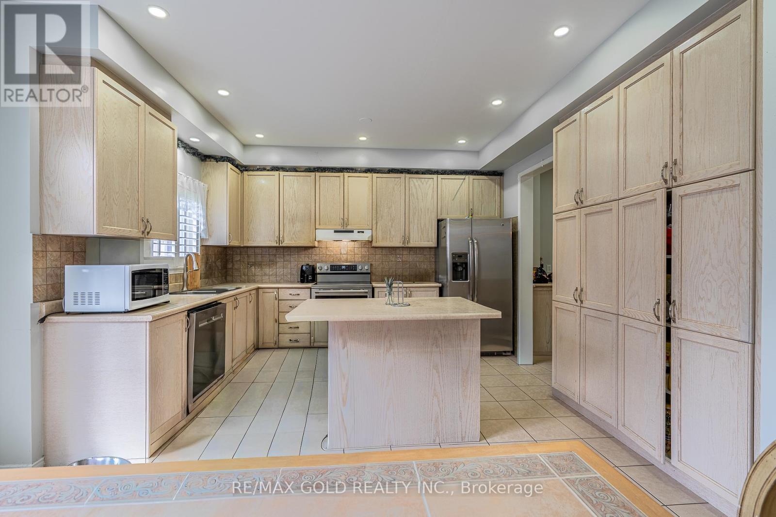 10 Sugarcane Avenue, Brampton, Ontario  L6R 3C8 - Photo 9 - W12953872