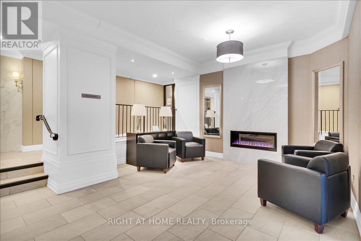 703 - 5 Weldrick Road W, Richmond Hill (North Richvale), Ontario  L4C 8S9 - Photo 4 - N12956958