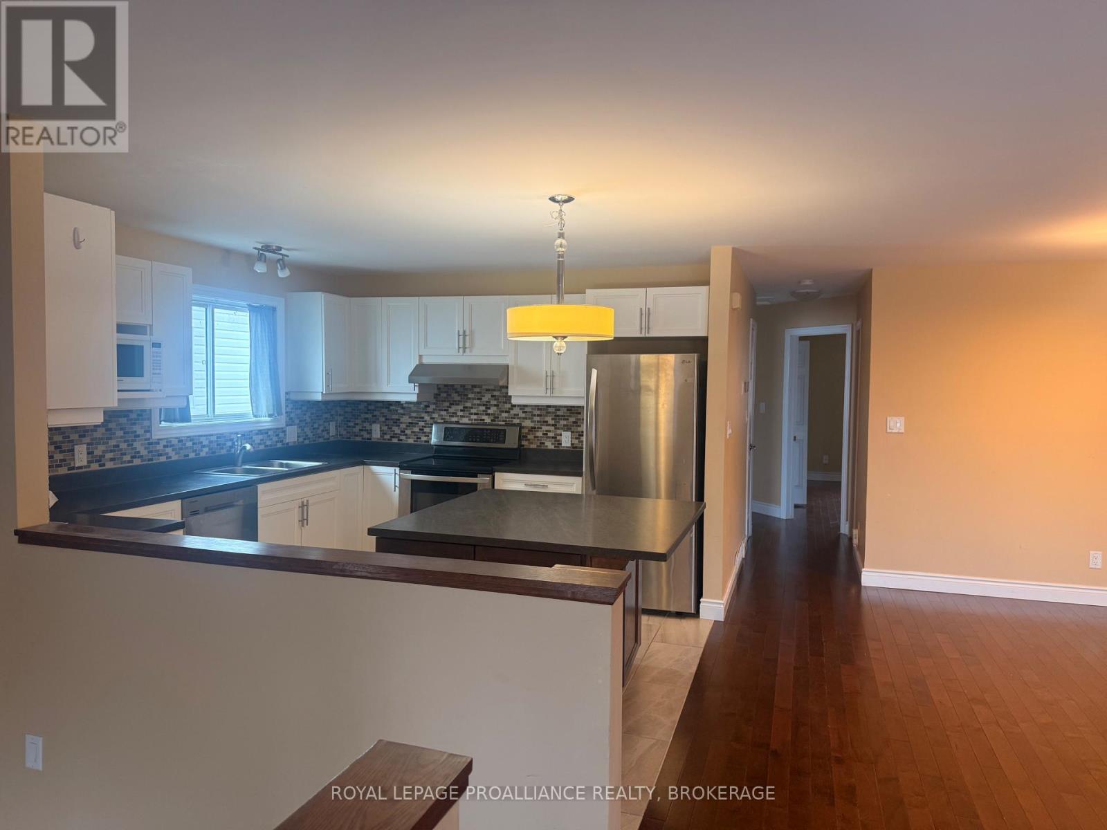 614 Barnsley Crescent, Kingston, Ontario  K7M 8X4 - Photo 3 - X12806818