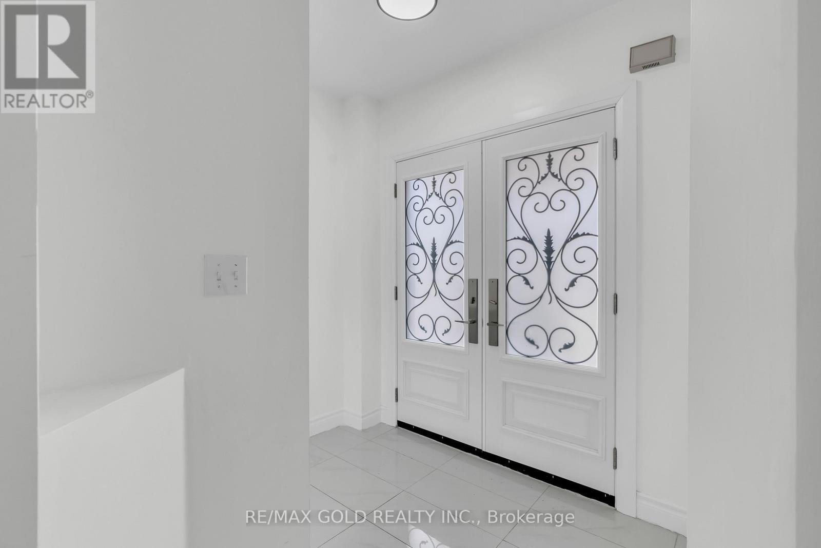 5842 Questman Hollow, Mississauga, Ontario  L5M 6P3 - Photo 4 - W12956942