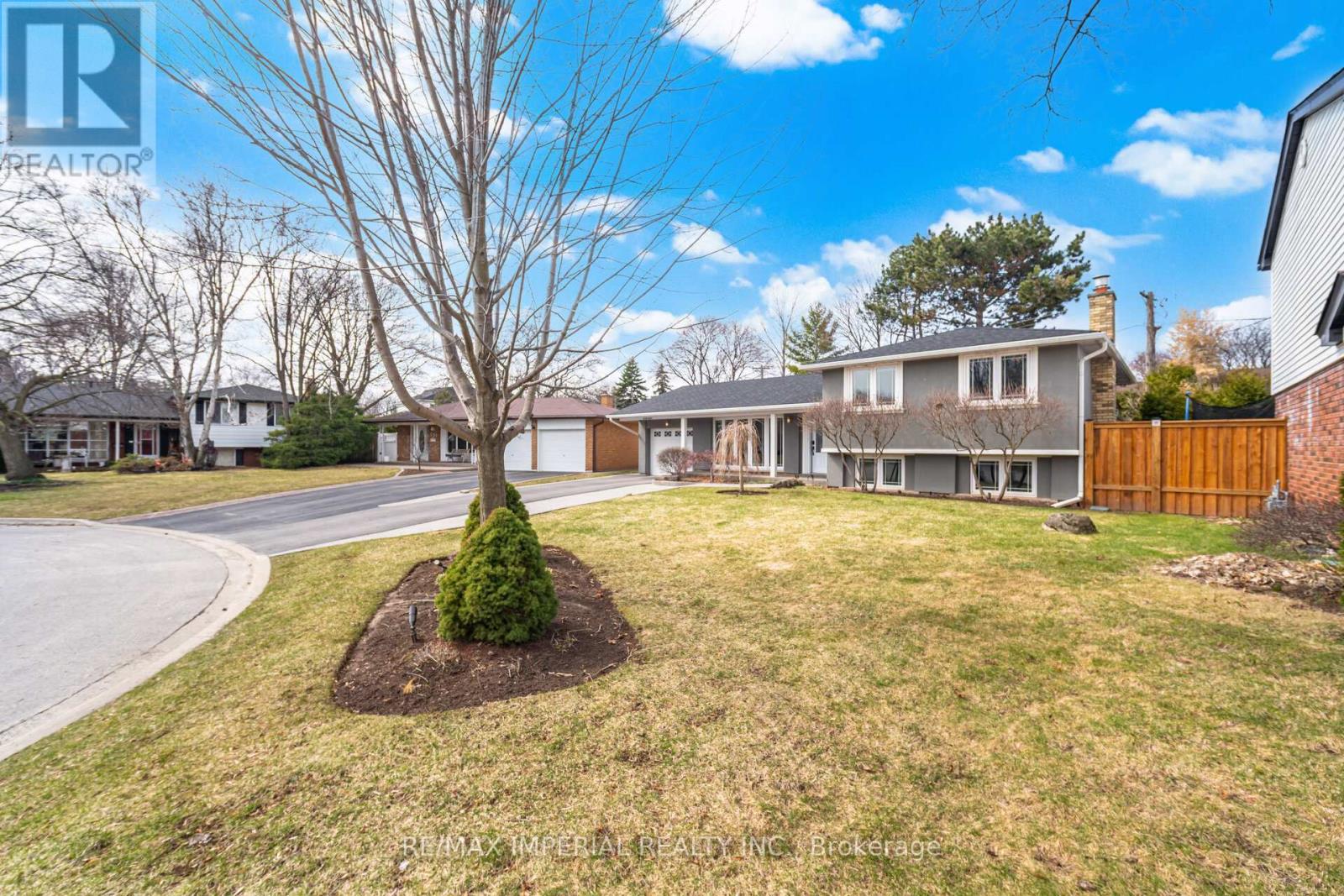 225 BARRYMORE COURT, Burlington, Ontario