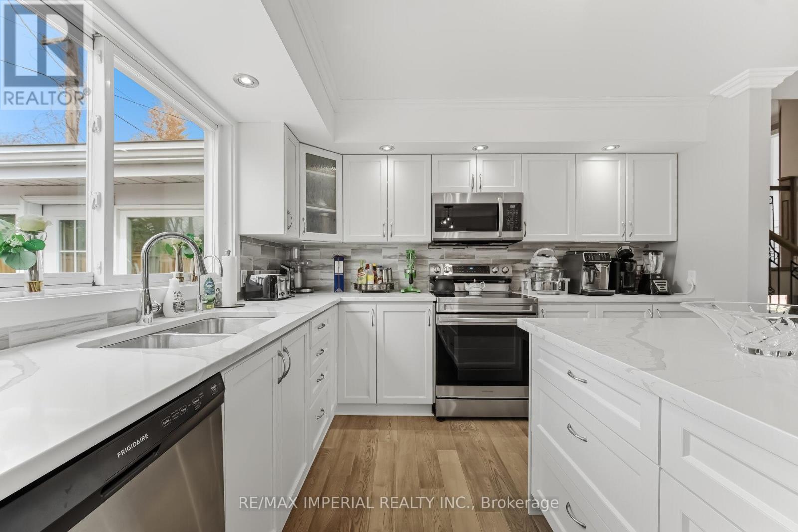 225 Barrymore Court, Burlington, Ontario  L7T 1B7 - Photo 10 - W12957006