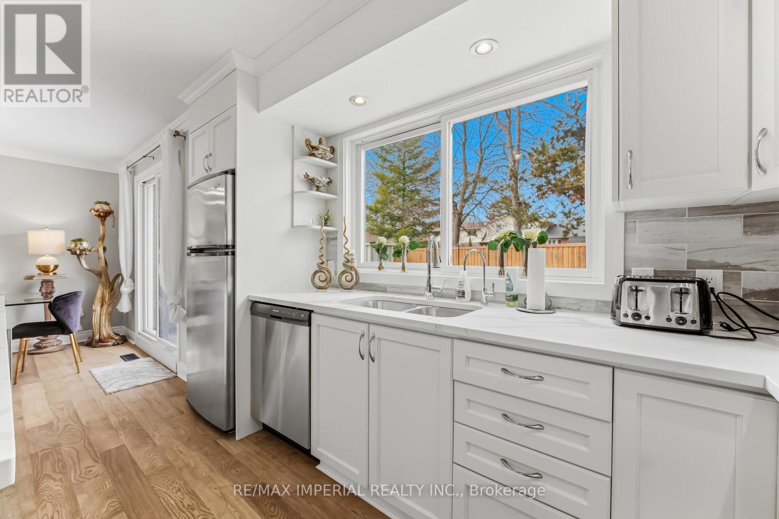 225 Barrymore Court, Burlington, Ontario  L7T 1B7 - Photo 11 - W12957006