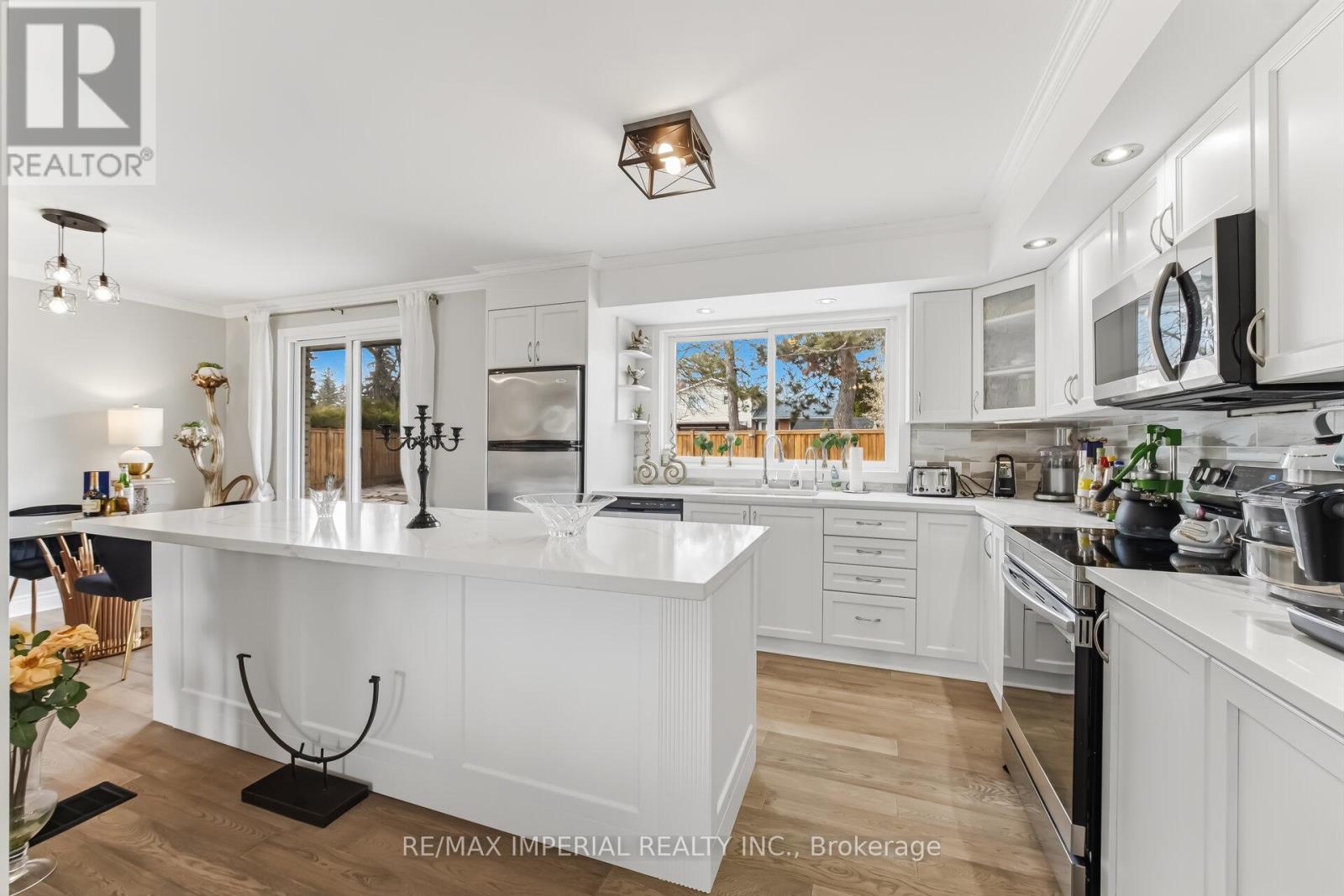 225 Barrymore Court, Burlington, Ontario  L7T 1B7 - Photo 12 - W12957006