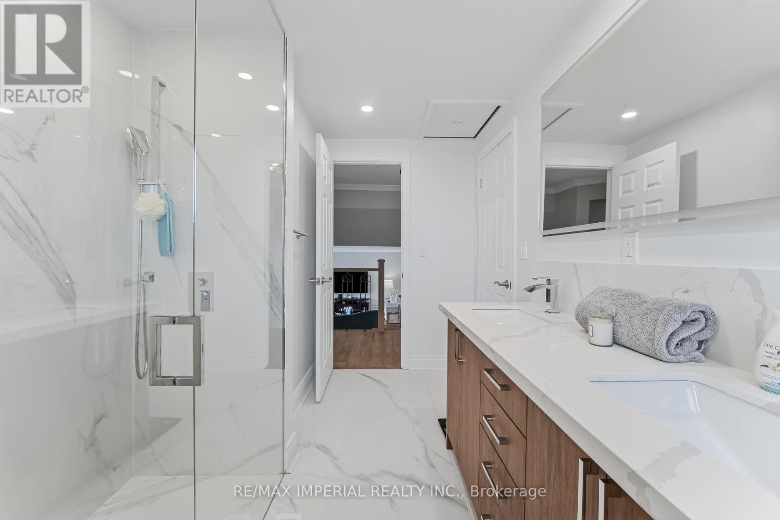 225 Barrymore Court, Burlington, Ontario  L7T 1B7 - Photo 15 - W12957006