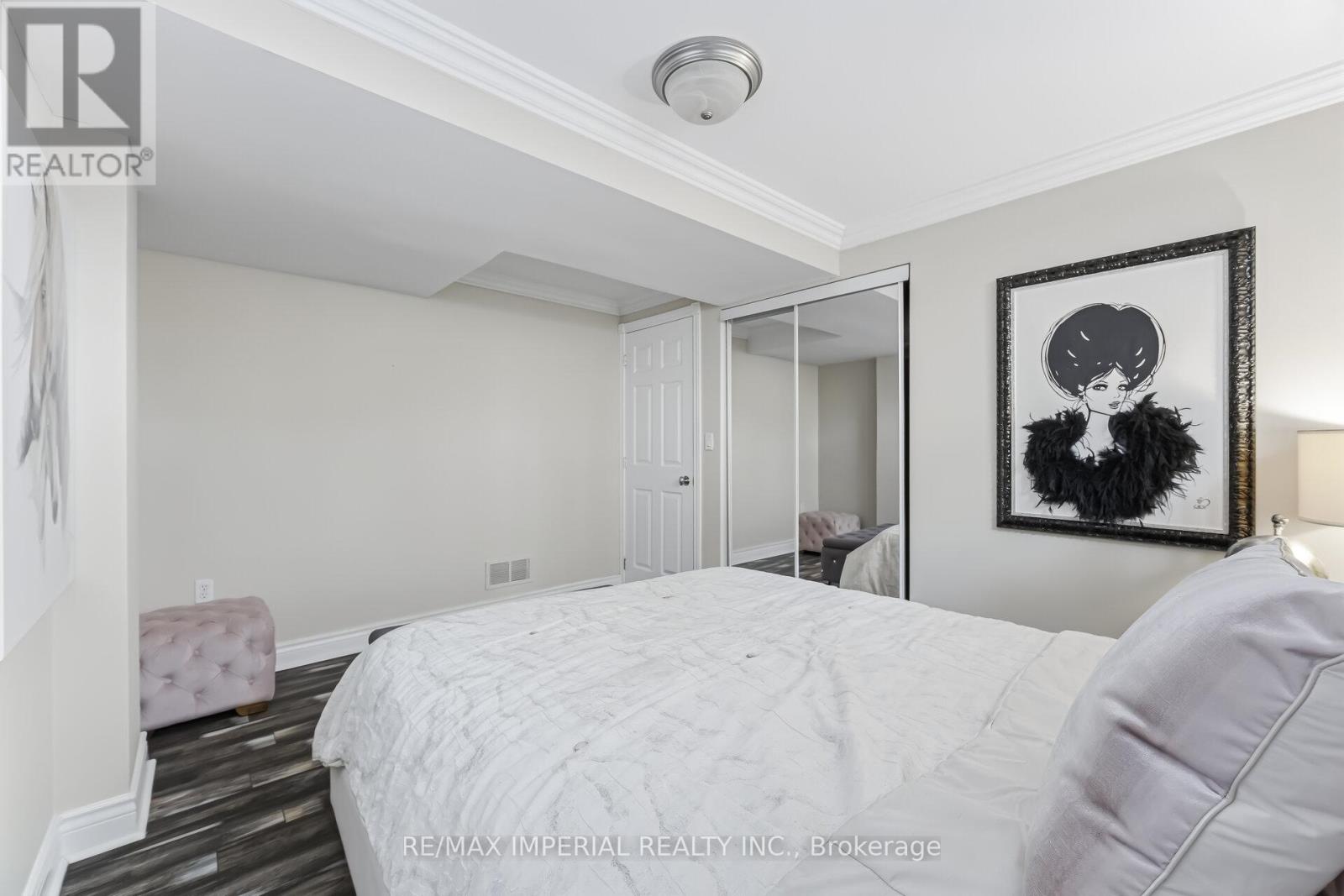 225 Barrymore Court, Burlington, Ontario  L7T 1B7 - Photo 21 - W12957006