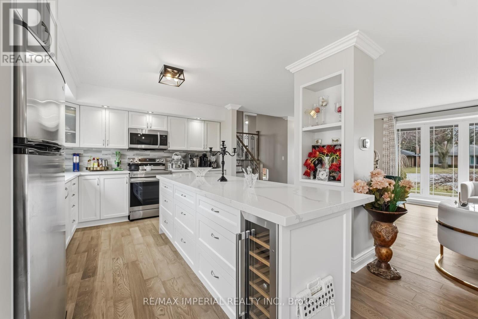 225 Barrymore Court, Burlington, Ontario  L7T 1B7 - Photo 9 - W12957006