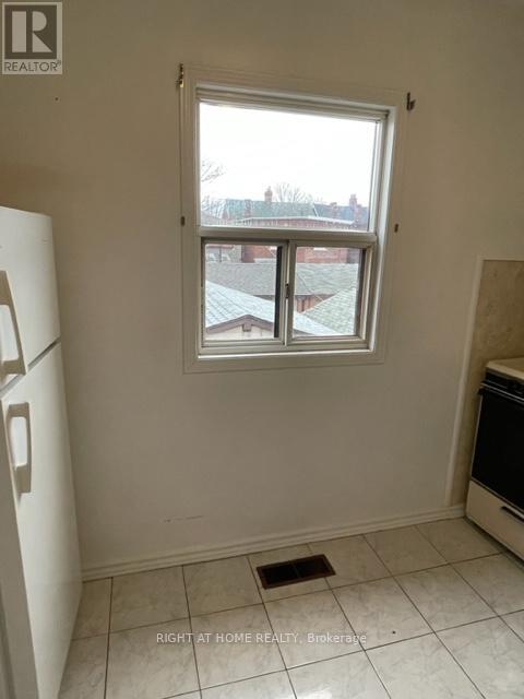 2nd Floor - 31 Hallam Street, Toronto (Dovercourt-Wallace Emerson-Junction), Ontario  M6G 1W1 - Photo 4 - W12957020