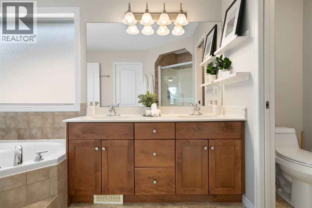 142 Coopers Bay Sw, Airdrie, Alberta  T4B 3K2 - Photo 26 - A2298253