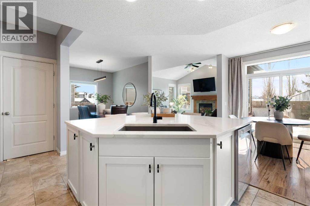 142 Coopers Bay Sw, Airdrie, Alberta  T4B 3K2 - Photo 10 - A2298253