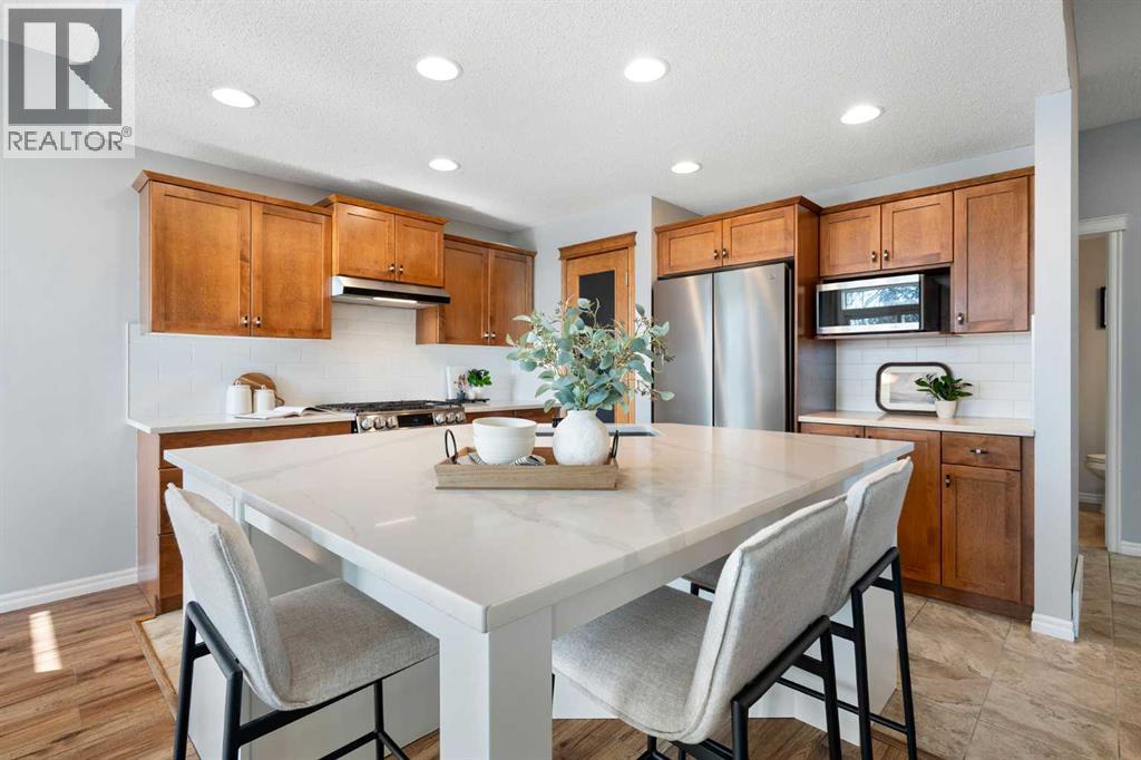 142 Coopers Bay Sw, Airdrie, Alberta  T4B 3K2 - Photo 8 - A2298253