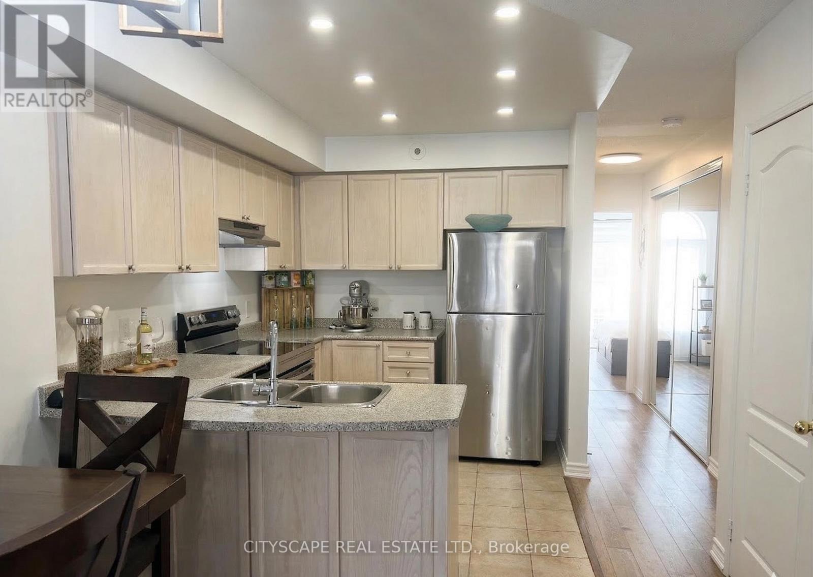 162 - 601 Shoreline Drive, Mississauga, Ontario  L5B 4K1 - Photo 4 - W12883442