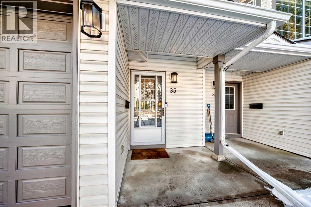 35 Kingsland Villas SW, Calgary, Alberta  T2V 5J9 - Photo 2 - A2297300