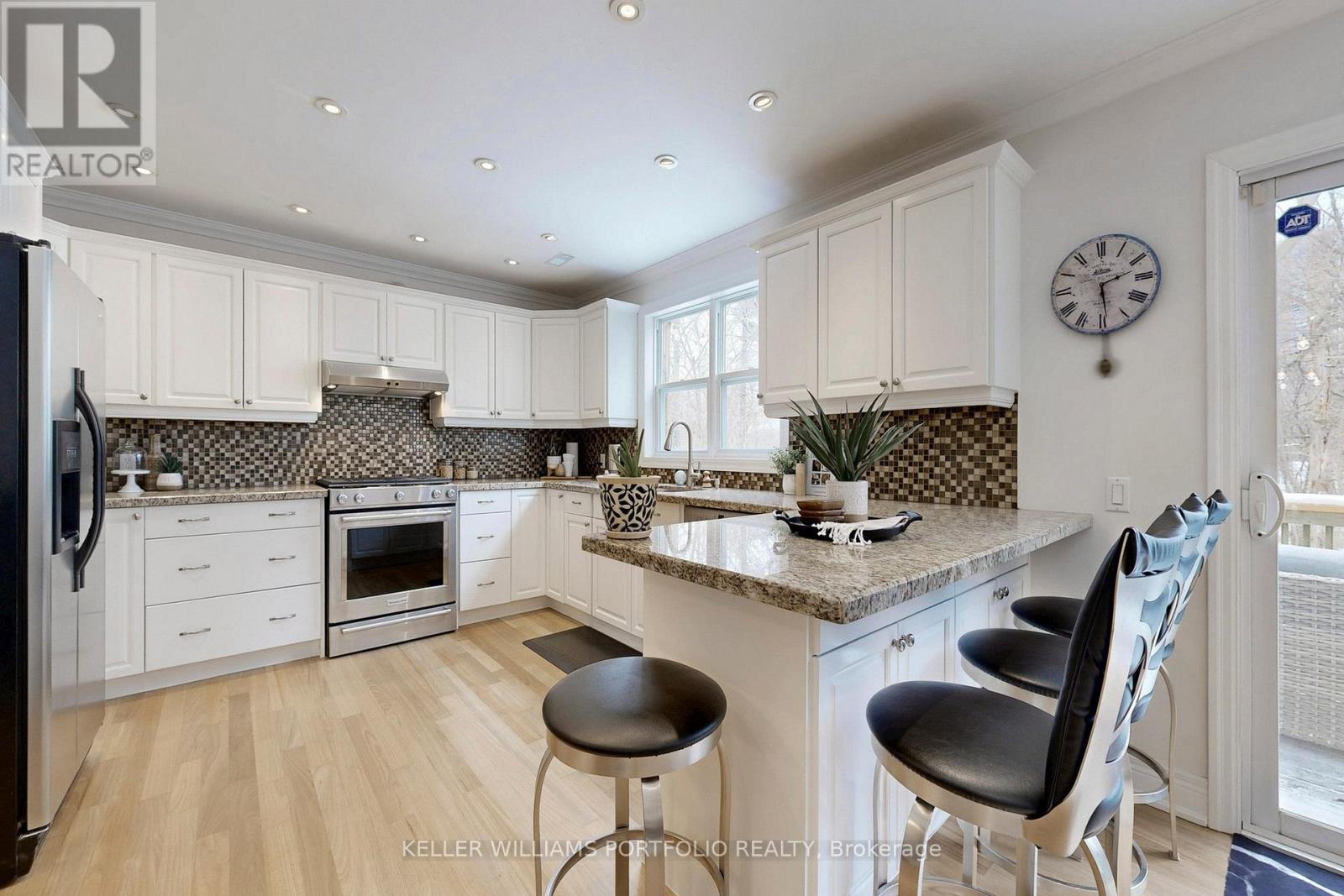 49 Dolphin Drive, Toronto, Ontario  M1L 1N5 - Photo 4 - E12922960