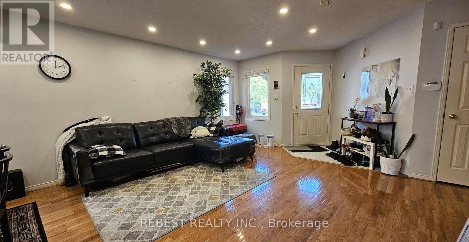 8 Treepark Street, Brampton, Ontario  L6R 1T3 - Photo 4 - W12957098