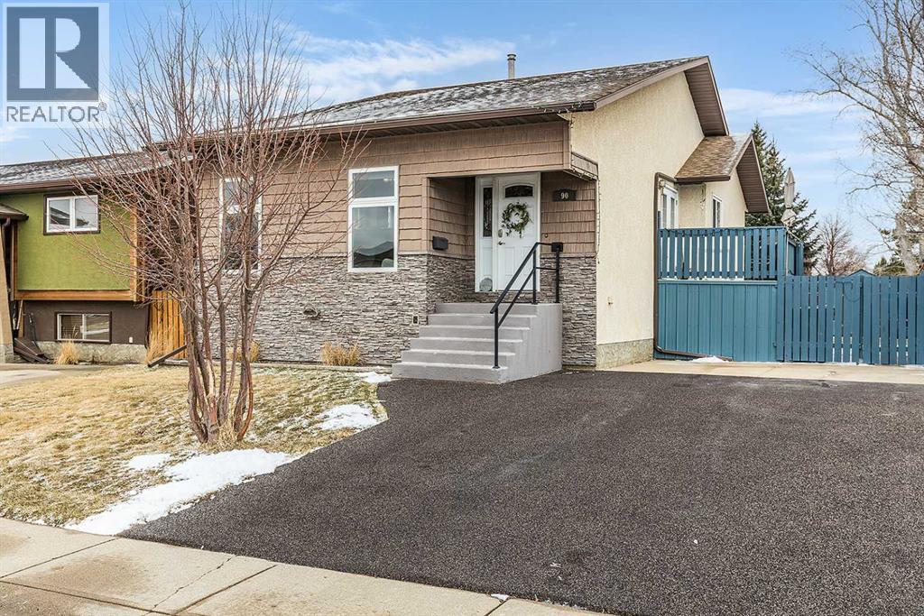90 Robinson Crescent Se, Medicine Hat, Alberta  T1B 3G3 - Photo 1 - A2297632