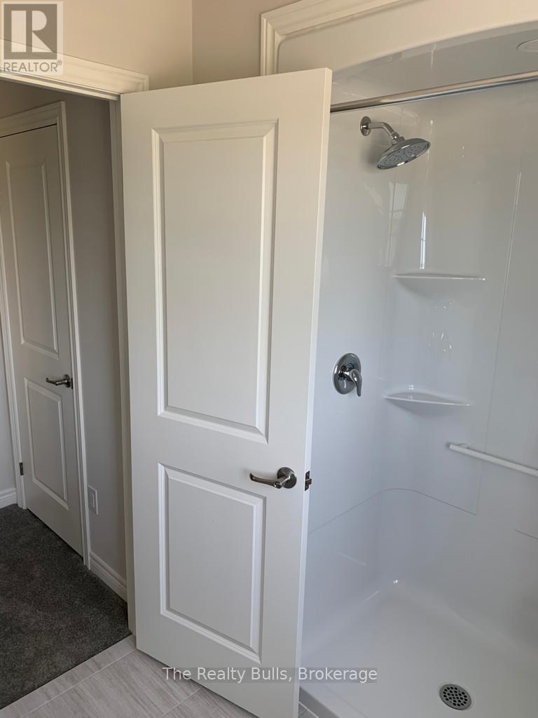 542 Julia Drive, Welland, Ontario L3C 0G7 - Photo 12 - X12955272