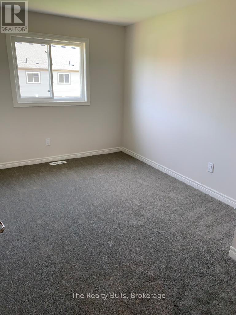 542 Julia Drive, Welland, Ontario L3C 0G7 - Photo 14 - X12955272