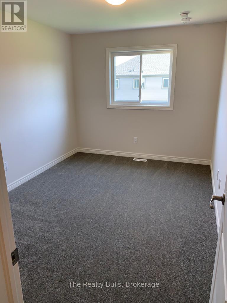 542 Julia Drive, Welland, Ontario L3C 0G7 - Photo 11 - X12955272