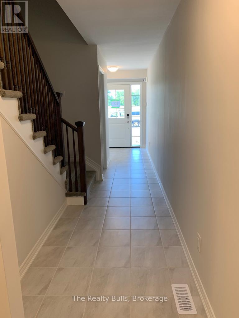 542 Julia Drive, Welland, Ontario L3C 0G7 - Photo 3 - X12955272