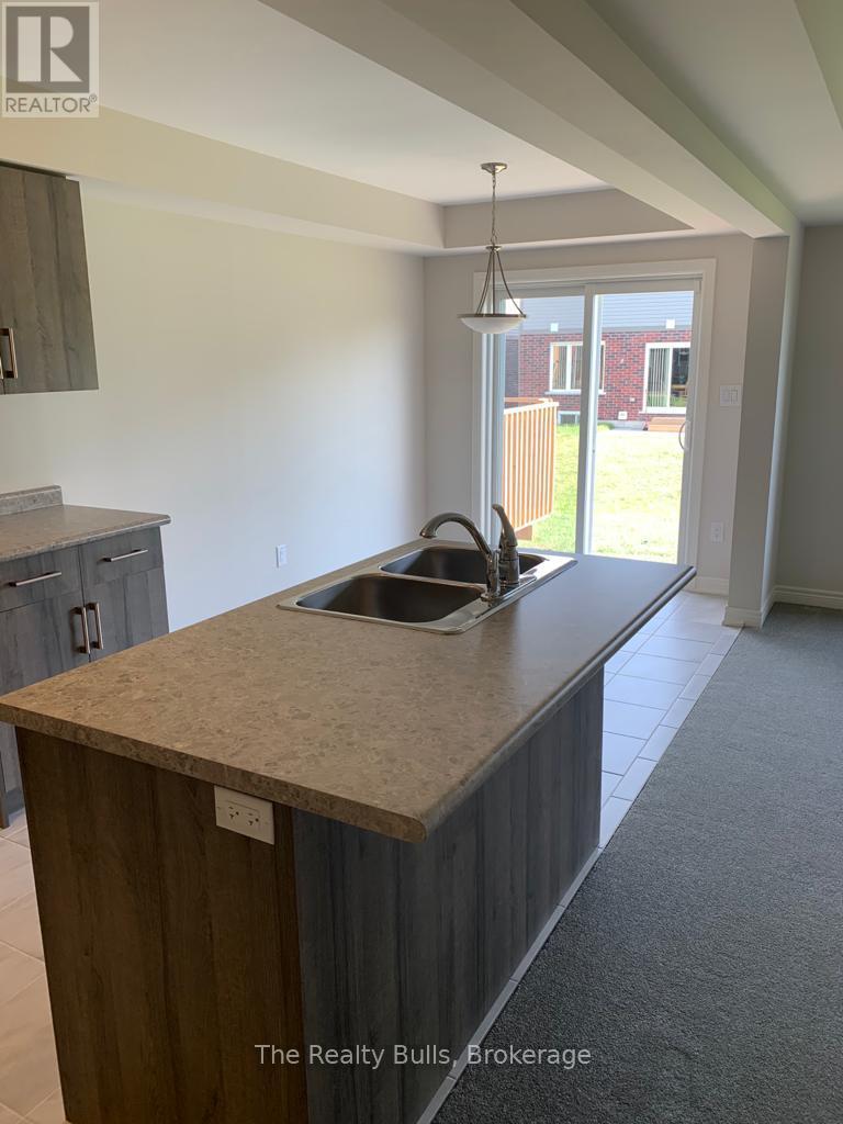 542 Julia Drive, Welland, Ontario L3C 0G7 - Photo 4 - X12955272