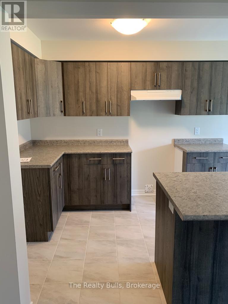 542 Julia Drive, Welland, Ontario L3C 0G7 - Photo 6 - X12955272