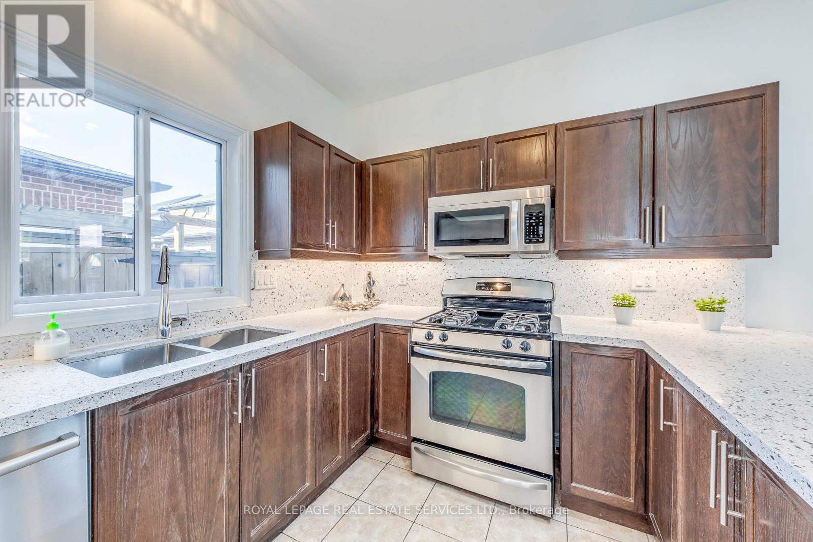 206 Brigadoon Drive, Hamilton (Gourley), Ontario  L9C 0B5 - Photo 16 - X12956946