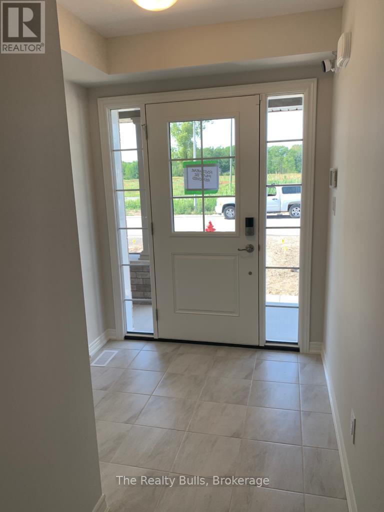 542 Julia Drive, Welland, Ontario L3C 0G7 - Photo 2 - X12955272