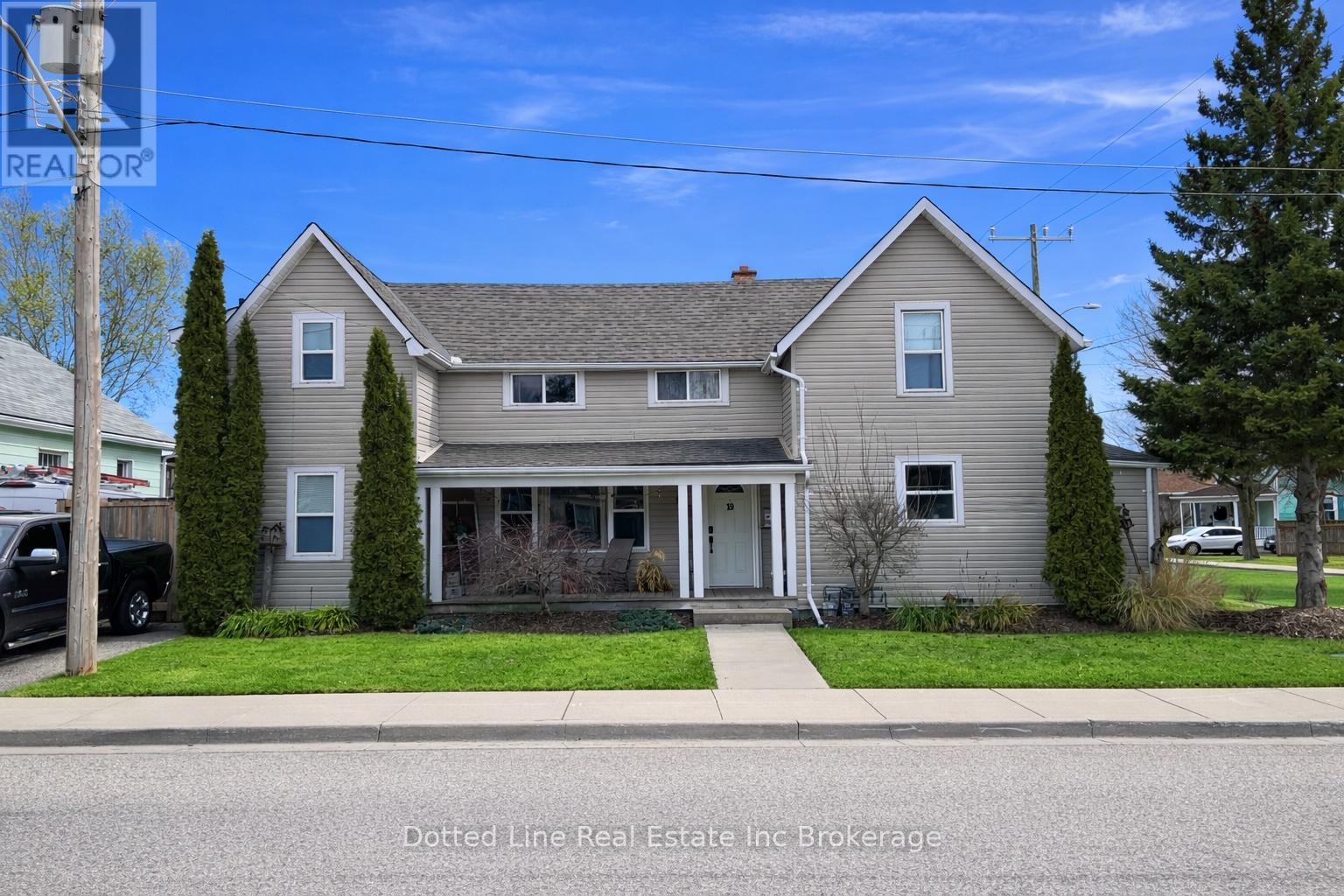 19 Wolf Street, Tillsonburg, Ontario  N4G 1S2 - Photo 1 - X12957212