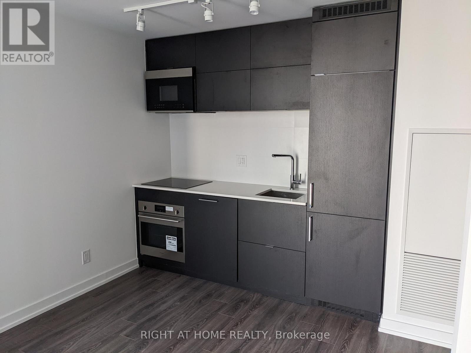 1520 - 20 Edward Street, Toronto, Ontario  M5G 0C5 - Photo 2 - C12957216