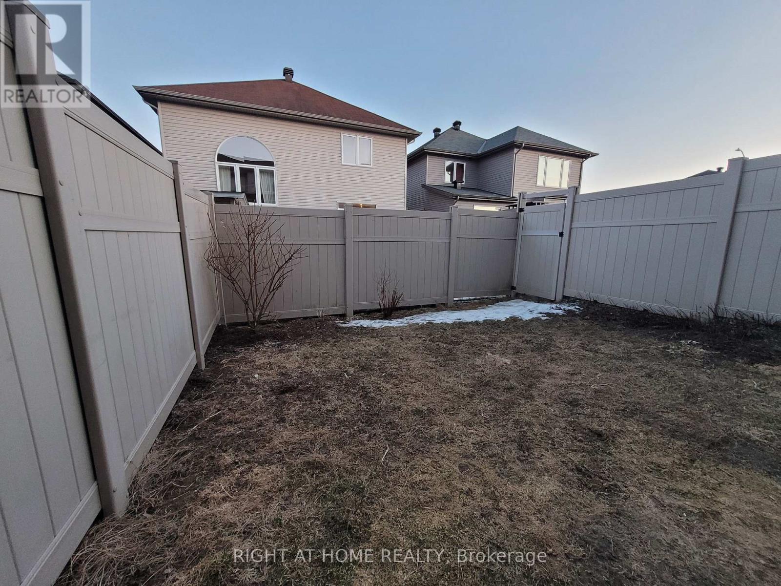 204 Rolling Meadow Crescent, Ottawa, Ontario  K1W 0B1 - Photo 11 - X12957234