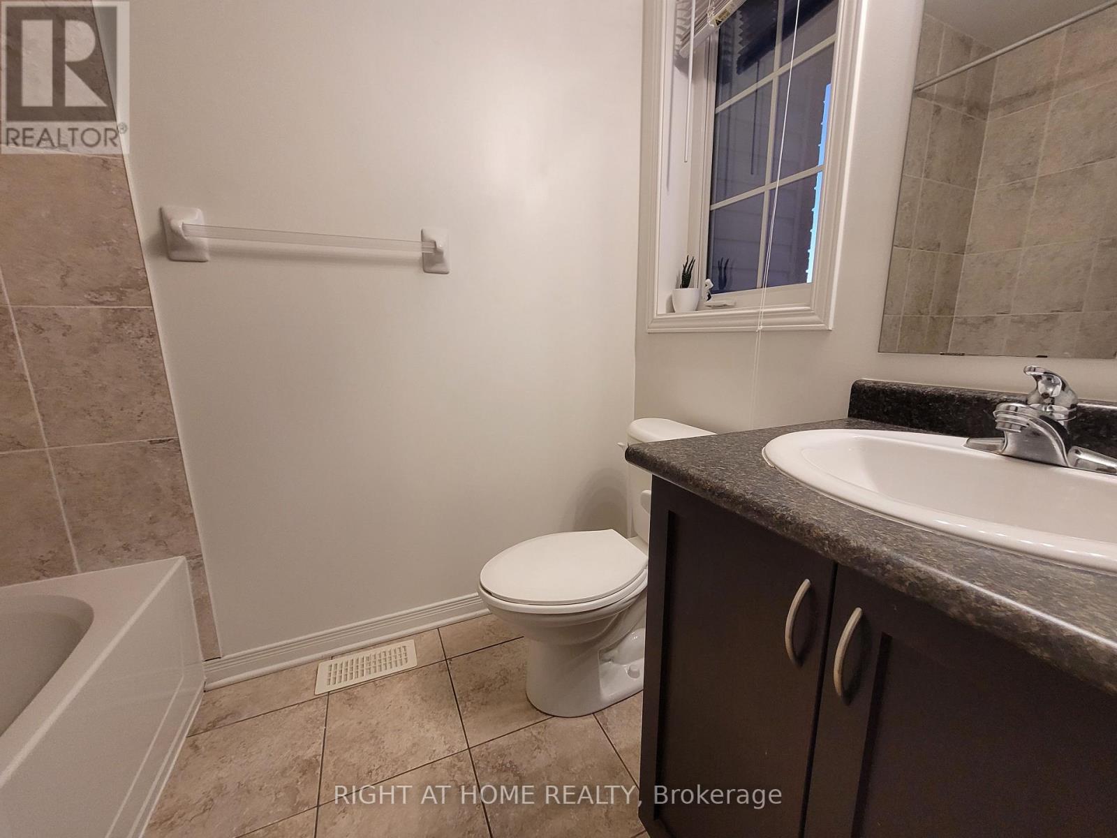 204 Rolling Meadow Crescent, Ottawa, Ontario  K1W 0B1 - Photo 15 - X12957234