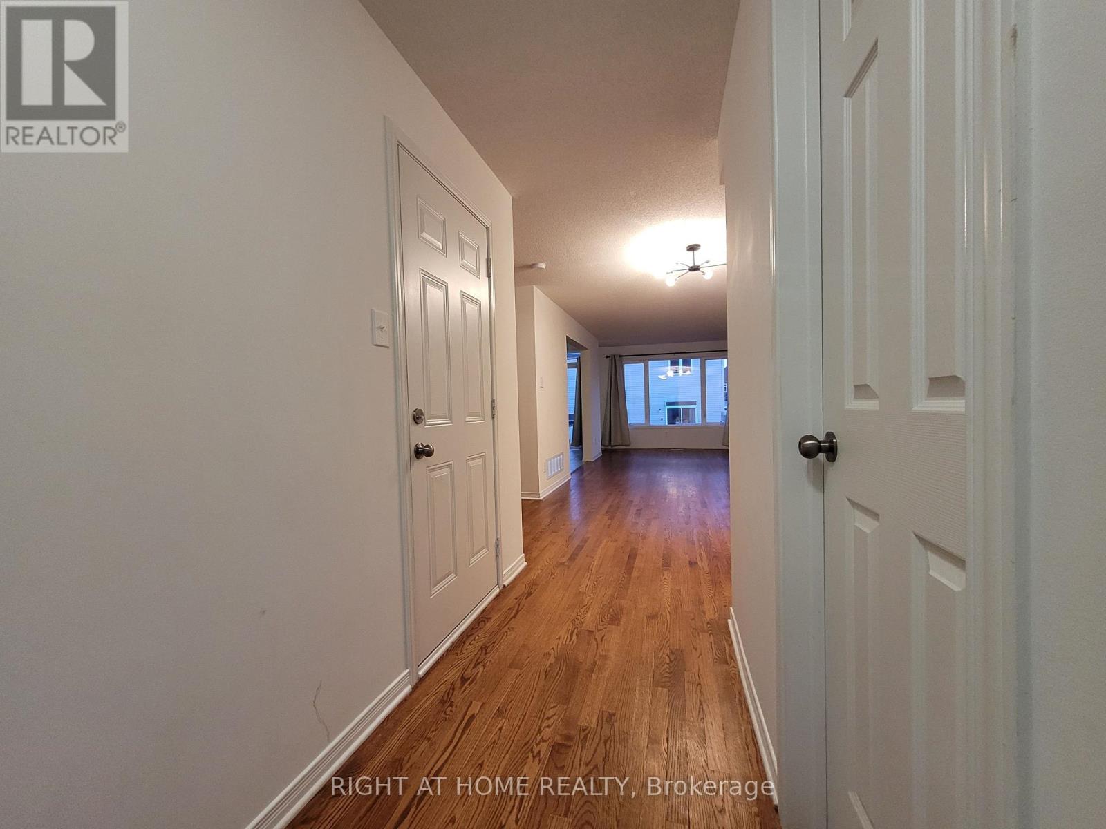 204 Rolling Meadow Crescent, Ottawa, Ontario  K1W 0B1 - Photo 3 - X12957234