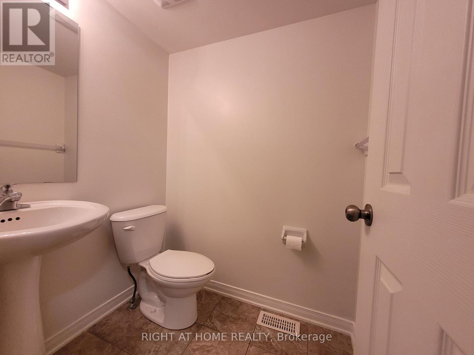 204 Rolling Meadow Crescent, Ottawa, Ontario  K1W 0B1 - Photo 4 - X12957234