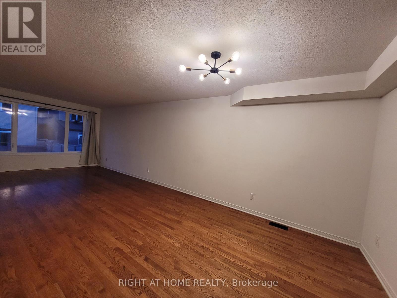 204 Rolling Meadow Crescent, Ottawa, Ontario  K1W 0B1 - Photo 5 - X12957234