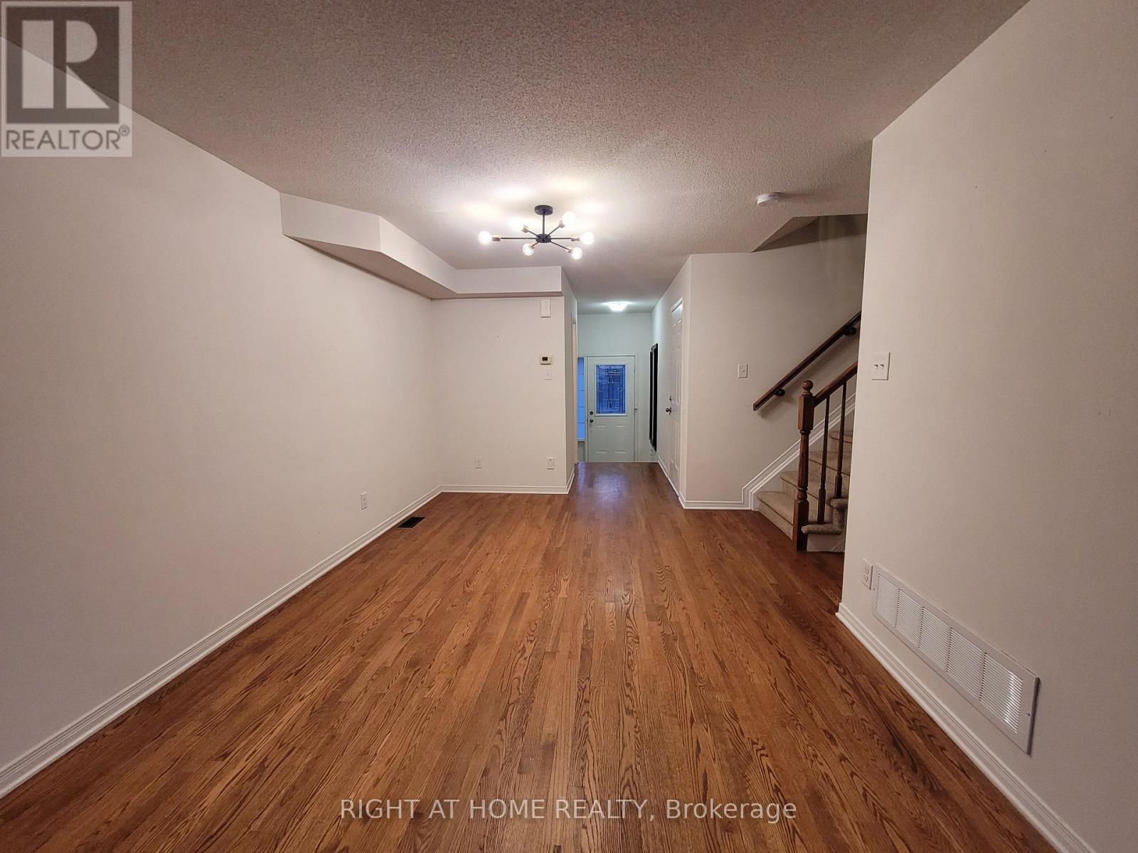 204 Rolling Meadow Crescent, Ottawa, Ontario  K1W 0B1 - Photo 7 - X12957234