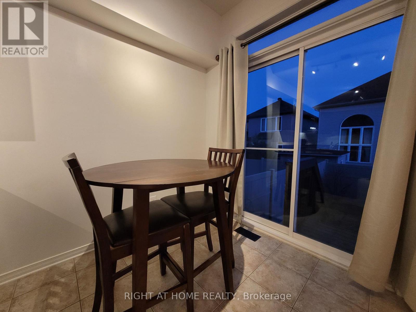 204 Rolling Meadow Crescent, Ottawa, Ontario  K1W 0B1 - Photo 9 - X12957234