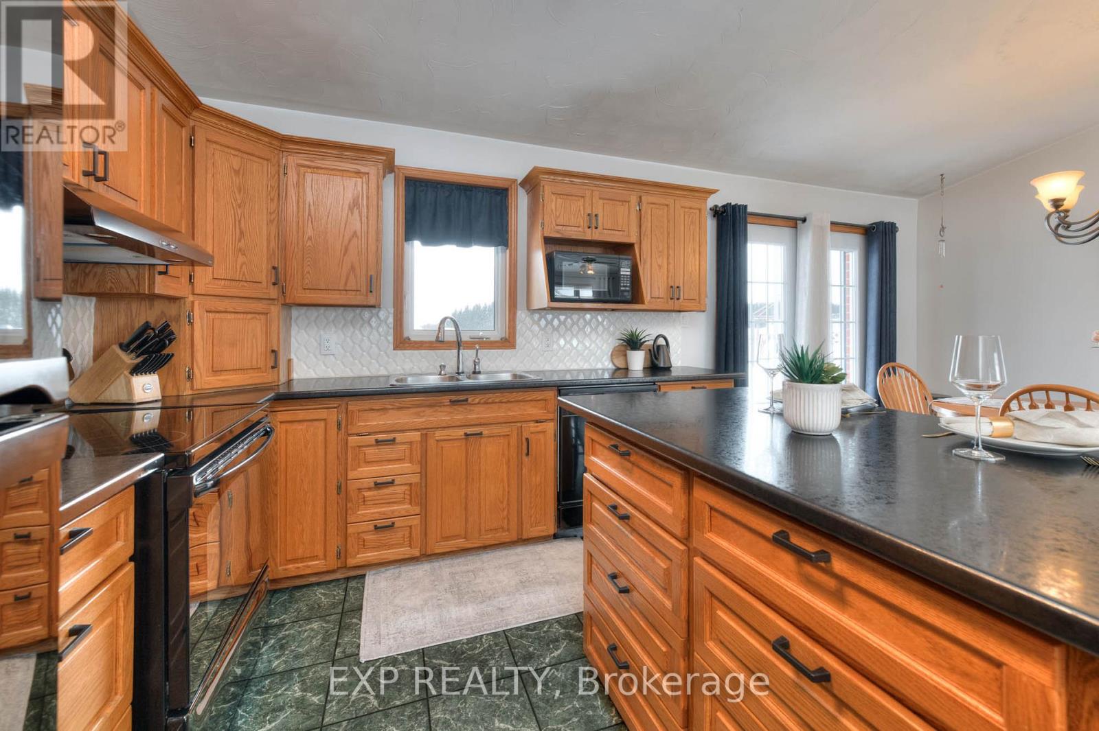 763 Sports Drive, Huron East, Ontario  N0G 1H0 - Photo 11 - X12927104