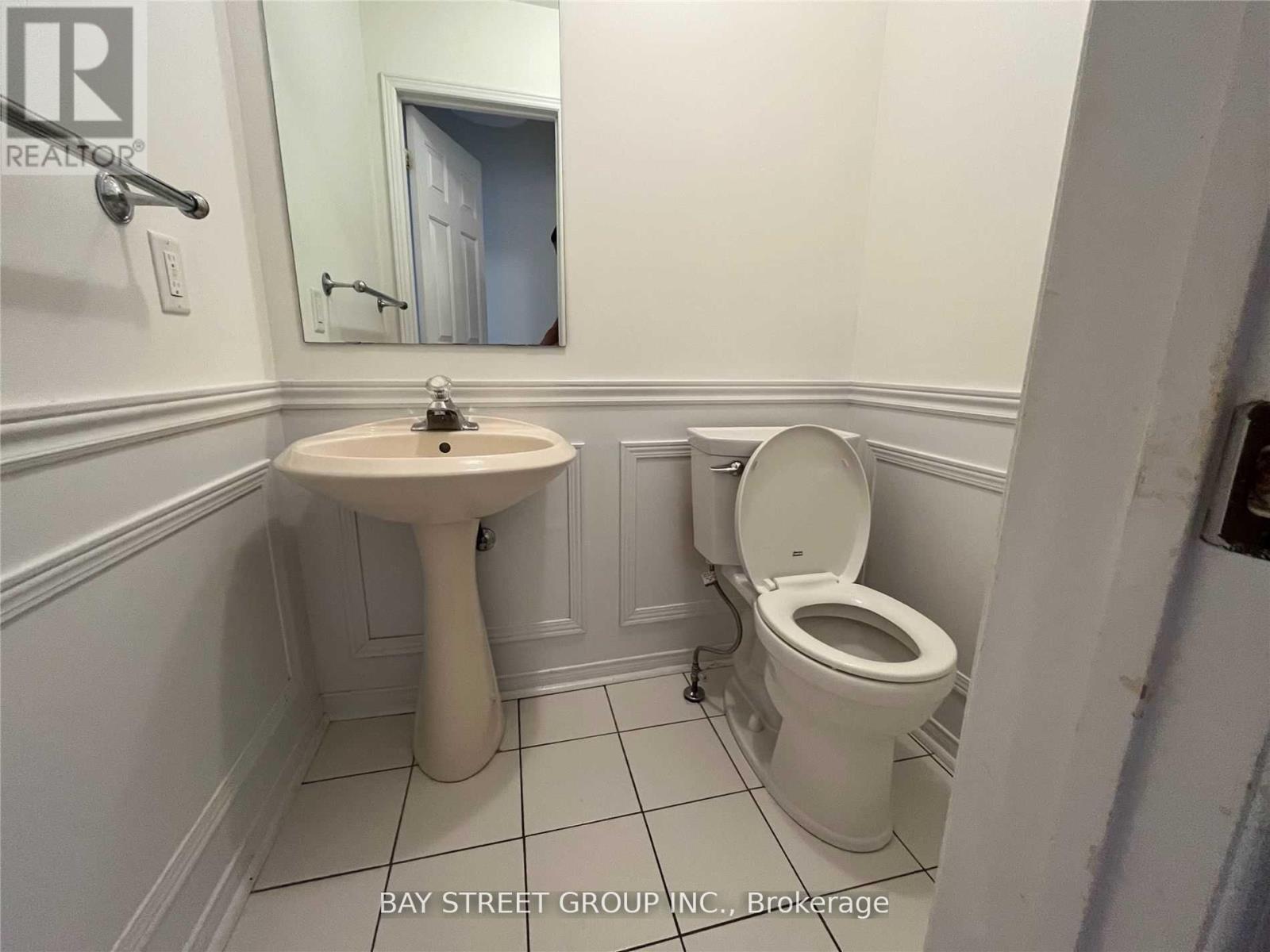 342 Carrier Lane, Oakville, Ontario  L6H 5G6 - Photo 11 - W12957130