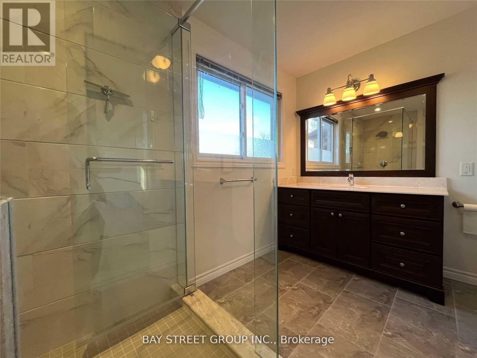 342 Carrier Lane, Oakville, Ontario  L6H 5G6 - Photo 16 - W12957130