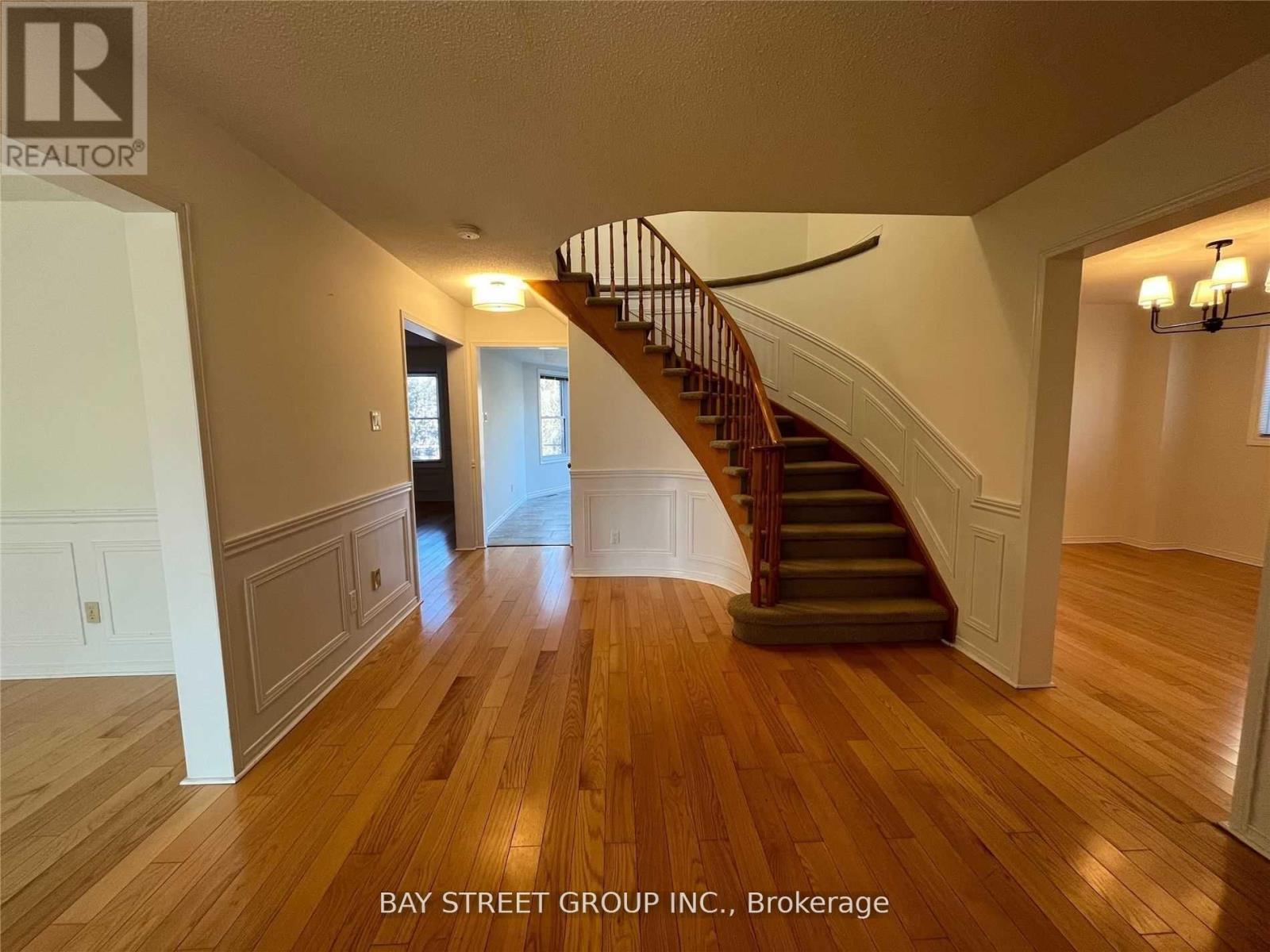 342 Carrier Lane, Oakville, Ontario  L6H 5G6 - Photo 2 - W12957130