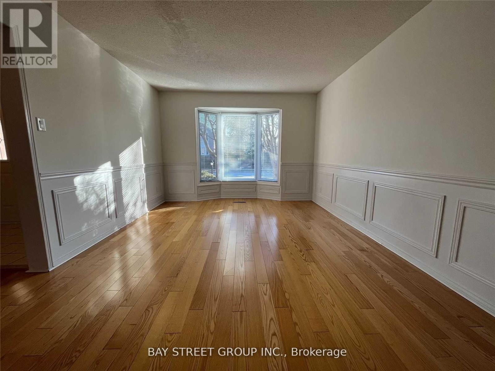 342 Carrier Lane, Oakville, Ontario  L6H 5G6 - Photo 4 - W12957130