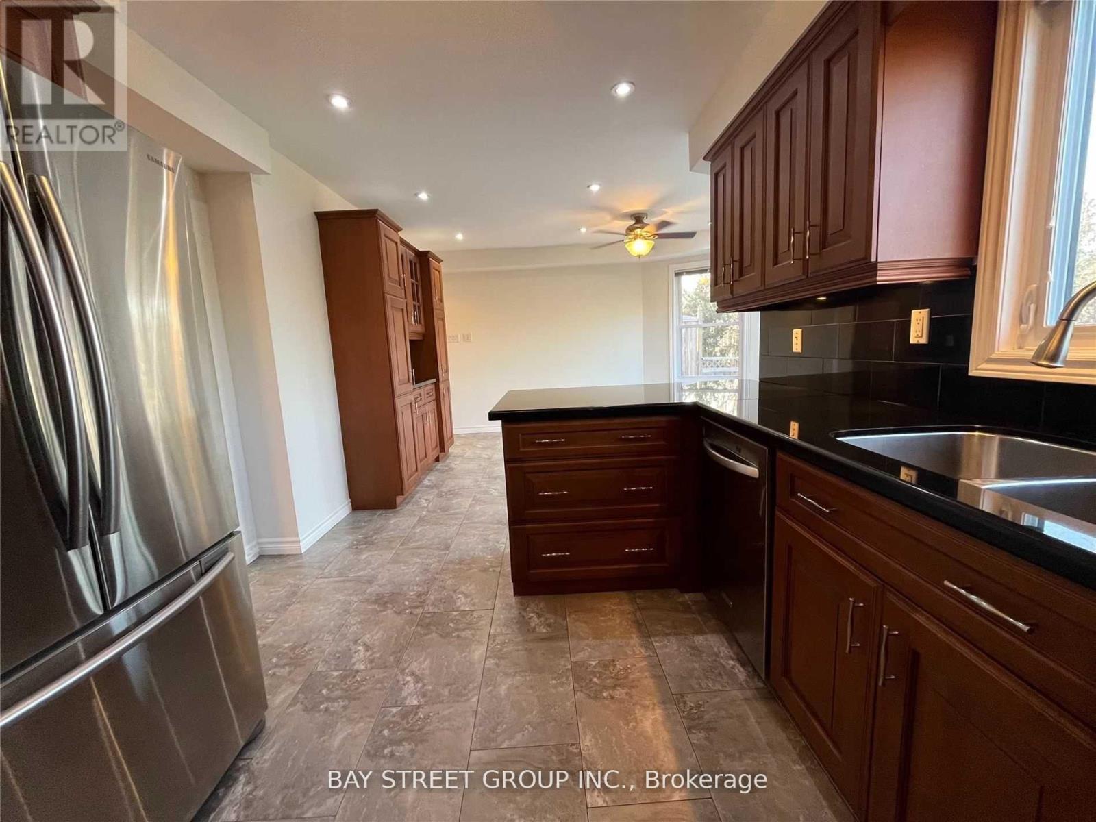 342 Carrier Lane, Oakville, Ontario  L6H 5G6 - Photo 5 - W12957130