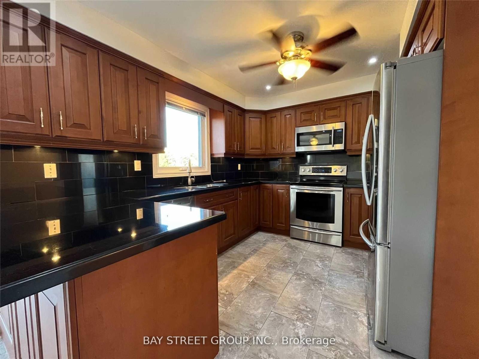 342 Carrier Lane, Oakville, Ontario  L6H 5G6 - Photo 6 - W12957130