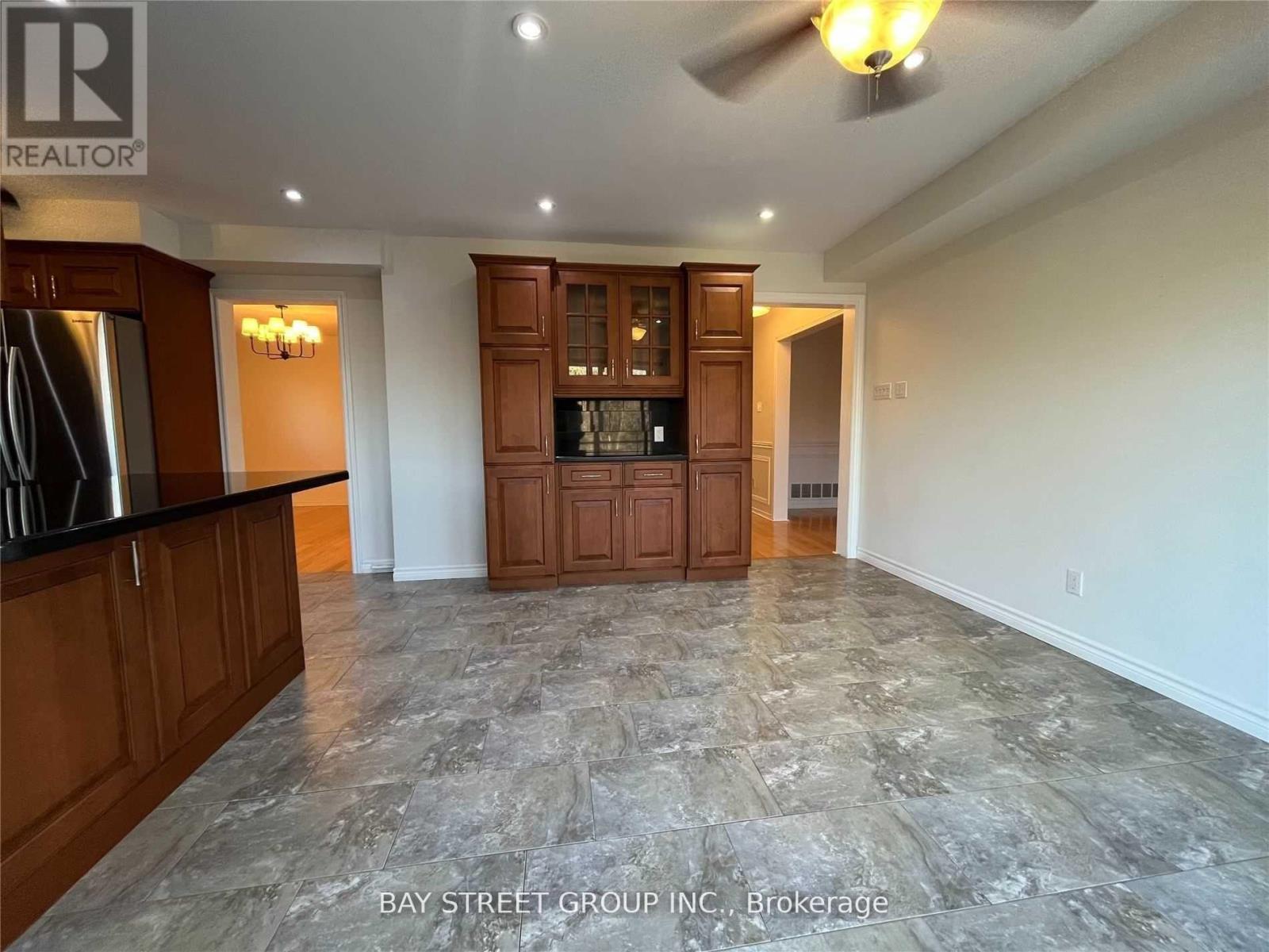 342 Carrier Lane, Oakville, Ontario  L6H 5G6 - Photo 7 - W12957130