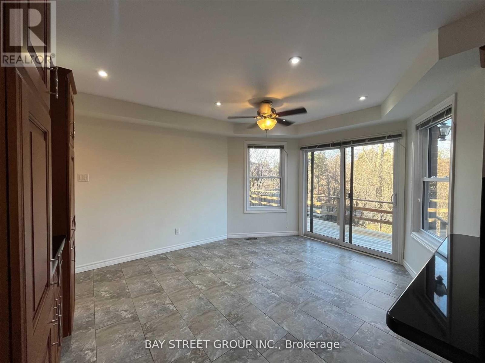 342 Carrier Lane, Oakville, Ontario  L6H 5G6 - Photo 8 - W12957130