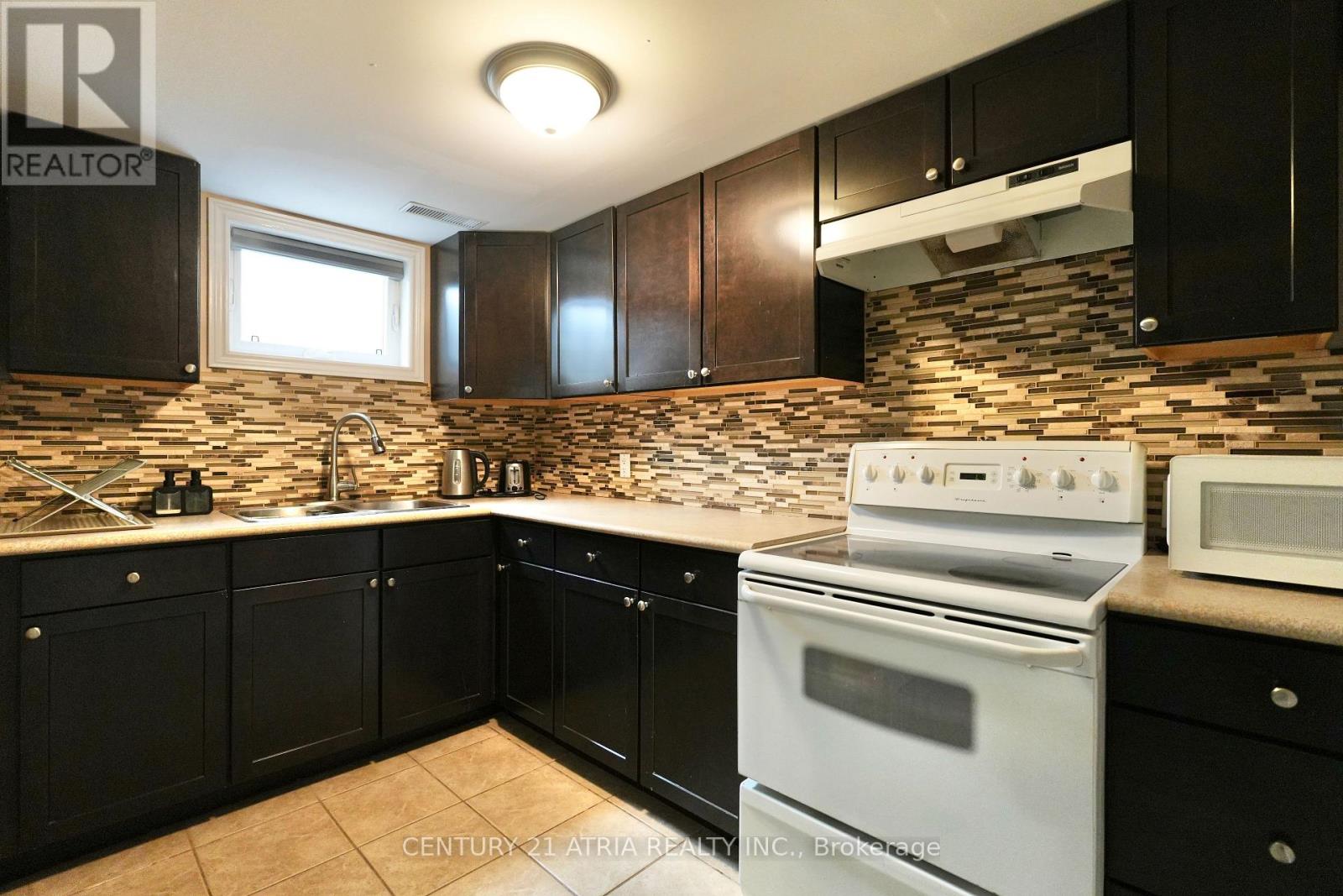 36 Lansing Square, Brampton, Ontario  L6Z 1E6 - Photo 2 - W12957178