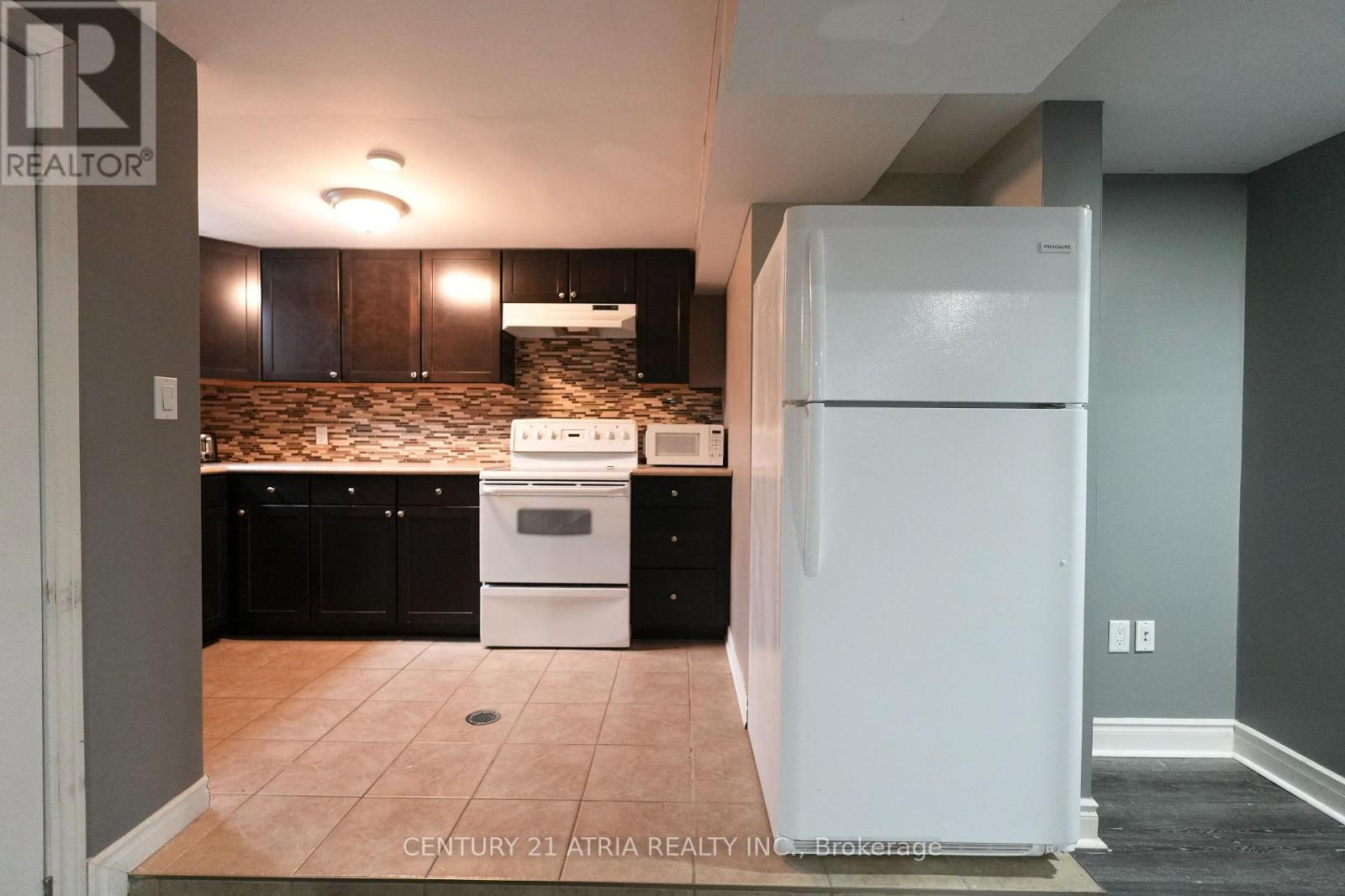 36 Lansing Square, Brampton, Ontario  L6Z 1E6 - Photo 3 - W12957178